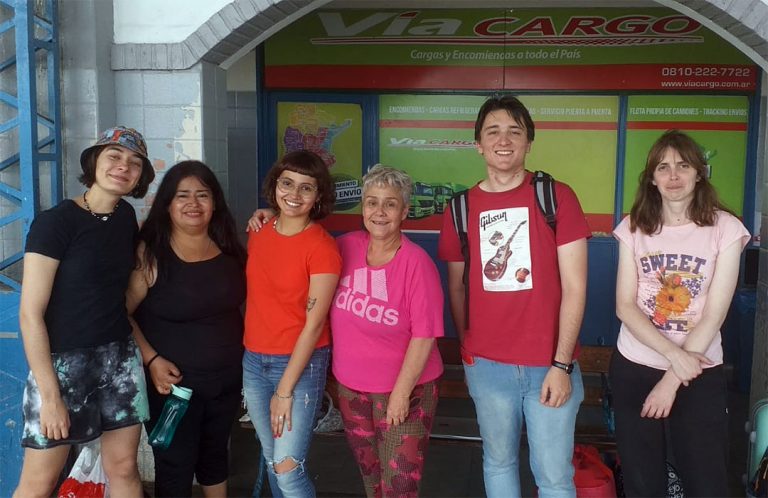 ESTUDIANTES DE LOCUCIÓN DE FADECS VIAJAN A RÍO SEGUNDO Estudiantes de la Mención Locución de la Carrera de Comunicación Social de la FADECS viajan a Río Segundo Córdoba para participar del 15° Encuentro Nacional de Locución, que se desarrollará el 11, 12 y 13 de noviembre. Sonia Gutiérrez, Romina Perozzi, Zoé Munk, Victoria De Cicco Molina y Ramiro Pérez, estudiantes avanzados del área Locución, intercambiarán saberes con pares de todo el país, donde además participarán de talleres dictados por Locutores/ras profesionales, Operadores técnicos, Doblajistas y Periodistas de reconocida trayectoria. La iniciativa surge de las cátedras a cargo de la docente Gladys Aristimuño, quién además ha sido invitada a disertar.