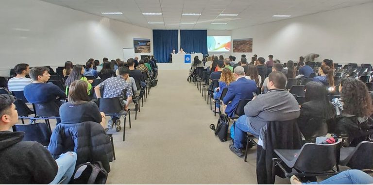 JORNADA SOBRE “NUEVOS DESAFÍOS DEL DERECHO EMPRESARIO” El martes 26 de septiembre de 2023 se llevó a cabo la jornada sobre “Nuevos desafíos del derecho empresario”, organizada por la cátedra de Derecho Empresario y de la actividad económica y el Departamento de Derecho Privado. En el encuentro, expuso la Dra. Patricia Fernández Andreani sobre la perspectiva de la vulnerabilidad en el derecho comercial; el Dr. Eduardo Fabier Dubois sobre las nuevas tecnologías en el derecho empresario; y el Dr. Ricardo Nissen respecto a la extensión del control estatal en materia societaria. La actividad contó con gran asistencia de docentes, estudiantes, autoridades, jueces y juezas, abogadas y abogados del foro, y permitió un fecundo debate en relación a los nuevos desafíos que debe enfrentar la actividad contractual, comercial y empresaria.