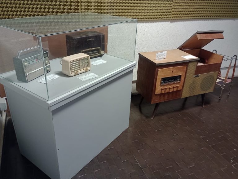 EXPOSICIÓN DE COLECCIÓN DE RADIOS EN EL AULA 13 DE LA FADECS