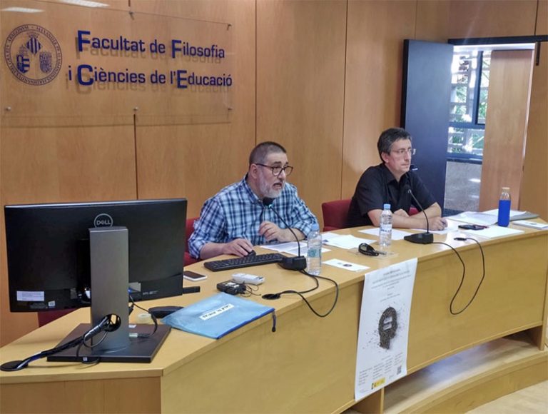 PROFESOR DE LA FADECS PRESENTÓ UN TRABAJO EN LA UNIVERSITAT DE VALÈNCIA El profesor Dr. Fernando Lizárraga, docente de Teoría Política II en la Licenciatura en Sociología e Investigador Principal del Conicet en el IPEHCS, presentó el jueves 28 de septiembre de 2023 su trabajo titulado “El principio de necesidades en la posición original” en las Jornadas Internacionales «Nuevos marxismos y liberalismo igualitarista», organizadas por la Facultad de Filosofía y Ciencias de la Educación de la Universitat de València. El escrito en cuestión explora la posibilidad de que el principio distributivo socialista sea objeto de elección en un escenario hipotético como la posición original rawlsiana. El profesor Lizárraga se encuentra realizando una estadía de investigación en el Departamento de Filosofía de la Universidad de York (Reino Unido), como Visiting Fellow de la British Academy. Las Jornadas contaron con la presencia y participación de referentes clave en las discusiones contemporáneas sobre el igualitarismo en las tradiciones liberal y socialista. El programa completo de las Jornadas puede visualizarse en el siguiente link: https://marxlib2023.wordpress.com/2023/09/08/programa-cientifico-scientific-programme/