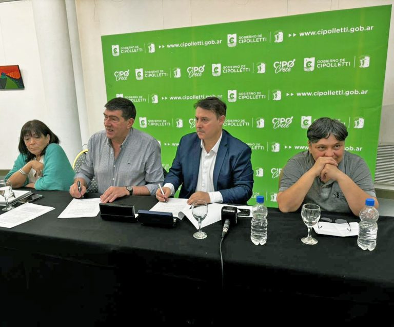 LA FADECS FIRMÓ CONVENIO DE COOPERACIÓN CON EL MUNICIPIO DE CIPOLLETTI El decano de la FADECS Juan Carlos Fernández y el intendente de Cipolletti Dr. Claudio Di Tella celebraron un Convenio de Cooperación Interinstitucional que establece relaciones de desarrollo para la realización de actividades conjuntas de interés mutuo. Las dos organizaciones acordaron trabajos de interés propio y de bien público en el que la comunidad resulte beneficiaria en forma directa o indirecta.