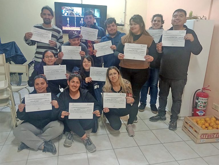 TALLER "PRÁCTICA Y EJERCICIO TÉCNICO PROFESIONAL, LA IMPORTANCIA DEL REGISTRO Y DE LAS TÉCNICAS-INSTRUMENTOS DE RECOLECCIÓN DE DATOS" La Dirección Departamental de Trabajo Social Módulo Neuquén de la FADECS-UNCo, llevó a cabo una capacitación al equipo psicosocial de la Secretaría de Desarrollo Humano y Promoción Comunitaria del Municipio de Cipolletti. El mismo está compuesto por operadoras y operadores comunitarios y asistieron integrantes del voluntariado conformado recientemente. En dicho espacio se socializaron aspectos vinculadas a la intervención profesional, sus reconfiguraciones, la importancia del Registro en el trabajo profesional, se abordaron específicamente estructura de Informe Social, Encuestas y Entrevistas. La capacitación estuvo a cargo del Lic. Alejandro Goya Villagrán, Director Departamental y docente del Área Comunitaria, el cual destacó la importancia de estos encuentros donde se socializan instrumentos y enfoques teóricos de relevancia en la formación y ejercicio profesional.