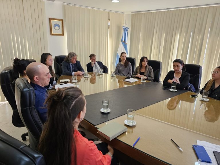 CIERRE DE PRÁCTICAS PRE-PROFESIONALES EN LOS JUZGADOS DE PAZ DE LA CIUDAD DE NEUQUÉN En el marco del Convenio de colaboración firmado por el Tribunal Superior de Justicia y la Facultad de Derecho y Ciencias Sociales de la Universidad Nacional del Comahue (FADECS), docentes y estudiantes de la Carrera de la Licenciatura de Servicio Social realizaron la entrega del informe de prácticas pre-profesionales realizadas en el transcurso de este año en los Juzgados de Paz 1, 2 y 3 de Neuquén. Estuvieron presentes la Presidenta del TSJ, María Soledad Gennari, el Vocal Evaldo Moya; el Director de Justicia de Paz, Manuel Fuertes y los Jueces de Paz Adrián López Guillem; German Cazeneuve y Alejandro Cañupan de los Juzgados de Paz 1, 2 y 3, respectivamente. Representando a la FADECS participaron los docentes de Servicio Social de la Asignatura Seminario de Servicio Social con residencia institucional Cát. 1. Cristian Gómez, Magalí Zanini y las alumnas Candela Eluney Avendaño; Agustina Andrea Quesada; Micaela Alejandra Ramírez; Agustina Belén Valenzuela; María José Soto y Jessica Lorena Riquelme. Esta vinculación institucional entre la FADECS y este Poder Judicial, permitió por segundo año consecutivo que los Juzgados de Paz N° 1, 2, y 3 de la ciudad de Neuquén se constituyan como centros de práctica para las estudiantes de la Licenciatura de Servicio Social.