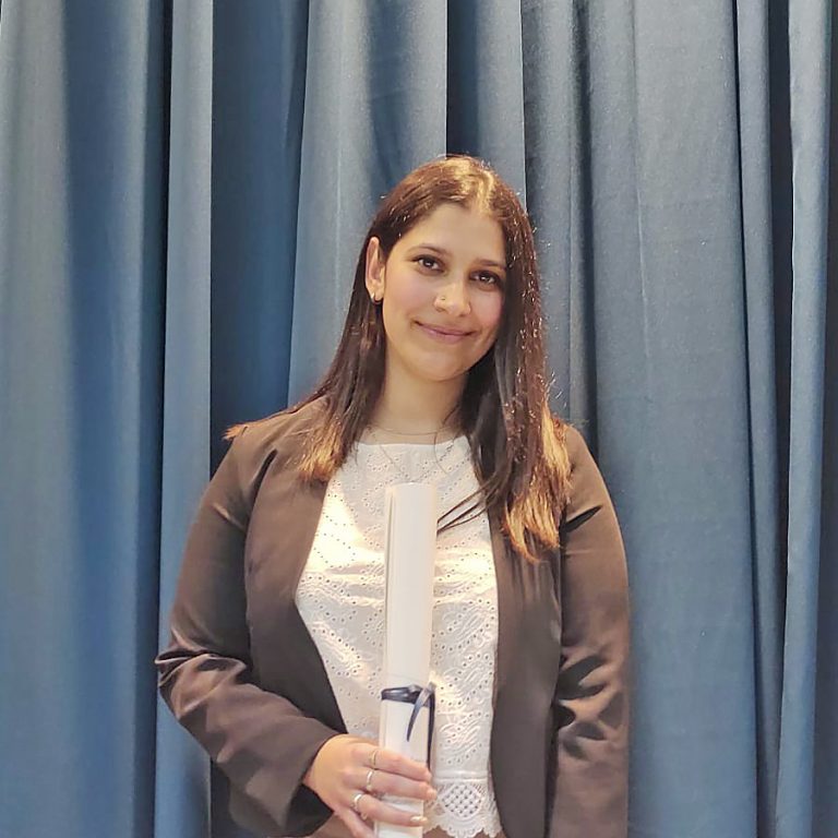 GRADUADA DE FADECS OBTIENE APROBACIÓN DE INFORME FINAL BECA EVC-CIN 2021 La graduada Agustina Varas Carusillo (Abogacía 2023, FADECS) aprobó el martes 28 de noviembre el Informe Final presentado en el marco de la Beca EVC-CIN 2021. La investigación tiene por título "Los conflictos territoriales y socio-ambientales de nuestro Sur Global. Apertura a la resignificación de los Derechos Humanos como procesos y en clave relacional y multigarantista". "La experiencia fue sumamente enriquecedora, además de novedosa y estimulante. Sabido es que en la Carrera de Abogacía no se fomentaba la investigación, al menos no activamente, e inmiscuirse en ese campo es realmente complicado, por lo menos si se desea hacerlo desde un plano formal", dijo. "Encaré el desafío prácticamente desde cero, cerrando la carrera de grado, pero, por suerte, con un gran director de la misma, Carlos Pescader, que estuvo en cada paso y en cada momento orientándome. De forma que me siento feliz de haber culminado exitosamente esta etapa. ¡Gracias Universidad Nacional del Comahue FADECS UNCo!", dijo. Agustina fue coordinadora de los Talleres UPAMI y actualmente es auxiliar en el Taller de Derecho de Familia y Sucesiones, que dicta Sofía Szechenyi. Además, integra las Asesorías Jurídicas Gratuitas que realiza nuestra casa. Se desempeña laboralmente en la Fiscalía N° 3 de la ciudad de General Roca. Las autoridades de la FADECS felicitan a Agustina Varas Carusillo por este merecido logro y le desean un exitoso desempeño profesional.