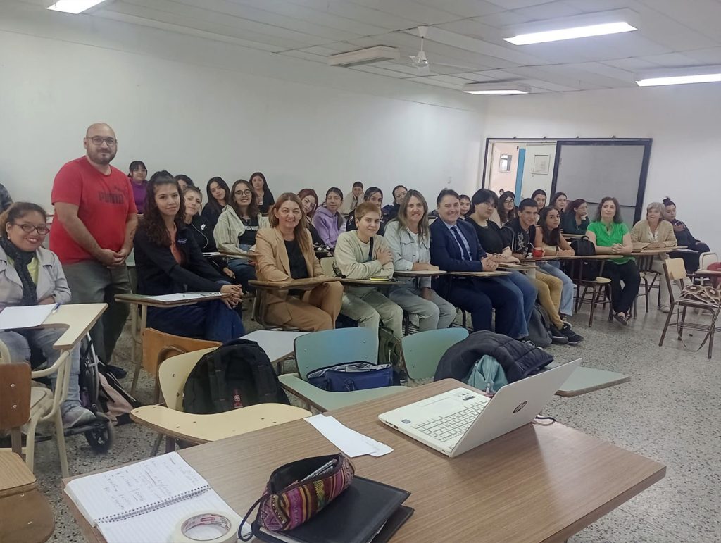 CONTINÚAN LAS JORNADAS DE INTRODUCCIÓN A LA VIDA UNIVERSITARIA EN LA SEDE DE TRABAJO SOCIAL DE NEUQUÉN

Las jornadas de introducción a la vida universitaria, en la sede de Neuquén, continuaron el martes 5 de marzo con la presencia del decano Juan Carlos Fernández.

Las y los estudiantes comenzaron la actividad a las 9 con la participación del decano de la FADECS, así como de la Secretaria Académica y la Secretaría de Ciencia y Técnica y Relaciones Internacionales, del Director de Departamento de Trabajo Social, Localización Neuquén, y docentes de la carrera.

Entre los diversos temas e instancias desarrollados, estuvieron los vinculados a la participación del claustro estudiantil en el gobierno universitario y la pronta realización de la Asamblea Universitaria, programada para los días 12 y 13 de marzo de 2024.

Como ya se indicara en una anterior oportunidad, la numerosa cantidad de asistentes a las jornadas de ingreso evidencia la necesidad de mantener y profundizar la educación pública y gratuita, como asimismo la apuesta de la comunidad en ese sentido.

Reiteramos nuestro deseo de una excelente trayectoria académica a todas y todos nuestros ingresantes, a quienes hacemos saber que estamos para acompañarles.