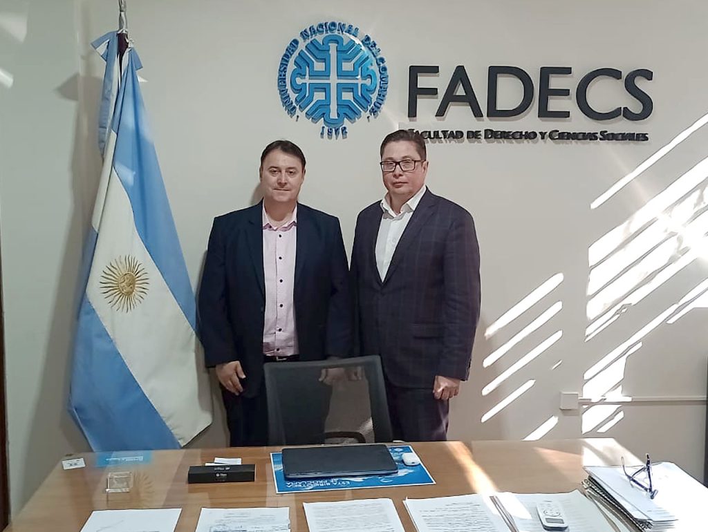 EL RECTOR DE LA UNIVERSIDAD DE VORÓNEZH VISITÓ LA FADECS PARA ESTABLECER VÍNCULOS ACADÉMICOS El decano de la FADECS Juan Carlos Fernández recibió al rector de la Universidad Estatal de Vorónezh (www.vsu.ru) Dmitri Endovitski, quien además preside el Consejo de Rectores de la subdivisión central Federal de Vorónezh y ocupa la vicepresidencia de la asociación rusa de rectores. El rector expresó su interés en fortalecer la cooperación académica entre su prestigiosa institución y la FADECS. Durante el encuentro, realizado el martes 9 de abril, se analizó la posibilidad de avanzar en el dictado de carreras de posgrado con titulación conjunta. Asimismo, promover actividades de implementación inmediata como vinculaciones entre investigadores e investigadoras y docentes de posgrado, y la realización de eventos académicos conjuntos. El decano Fernández estuvo acompañado por Patricia Aguirre de la subsecretaría de Relaciones Internacionales de la UNCo, la secretaria de Extensión Sofía Szechenyi, Mercedes Jerez Díez de la secretaría de Ciencia y Técnica, y la secretaria de decanato Ayelen Rojas. El rector Endovitski fue asistido por la Dra. en Economía Julia Svetashova, profesora en la Facultad de Economía, y funcionaria en el ámbito de las Relaciones Internacionales de la Universidad estatal de Vorónezh; y Aleksandr Abramov, traductor egresado de la Facultad de Relaciones Internacionales de la misma universidad. "La jerarquía de la universidad que nos visita y nos ofrece esta posibilidad, exige de la UNCo el máximo esfuerzo posible para articular los vínculos”, manifestó el decano de nuestra facultad. El rector Endovitski, que desempeña el cargo desde hace 13 años, expresó que "su mayor interés es darle importancia a la confianza, el respeto y la amistad entre las partes. Esto nos permitiría agilizar el proceso de cooperación a largo plazo. Además, por ocupar un lugar relevante en la jerarquía educativa de mi país, haré todo lo posible para que el gobierno nos preste la ayuda necesaria para el éxito en la relación entre ambas universidades".