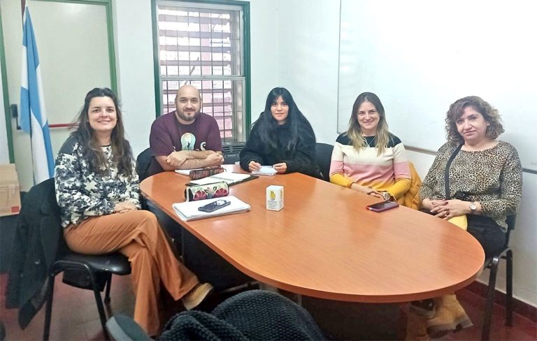 ENCUENTRO DE LA DIRECCIÓN DEPARTAMENTAL DE TRABAJO SOCIAL CON EL EQUIPO PROFESIONAL DEL PROGRAMA FAMILIAS SOLIDARIAS La Dirección Departamental de Trabajo Social, módulo Neuquén, mantuvo el jueves 4 de julio un encuentro con el Equipo del Programa Familias Solidarias, que integran Maria Paula Silva, Maria Jose Salatic, Maria Soledad López y Marcela Vázquez, y pertenece a la Subsecretaria de Familia, del Ministerio de Gobierno de la provincia de Neuquén. En el mismo, se abordaron las diversas situaciones que enfrentan de manera cotidiana y se evaluaron modalidades de intervención. Se acordó realizar una jornada en septiembre, a fin de hacer visible el dispositivo y dar difusión a los requisitos para acceder al programa como "familia solidaria" y el alcance del mismo. El Programa Familias Solidarias fue creado para garantizar la protección integral de los derechos de niñas, niños y adolescentes (NNy/oA) que se encuentran atravesando una Medida de Protección Excepcional (MPE), originada ante la vulneración de derechos. Mientras este proceso judicial se lleva adelante, “Familias Solidarias” garantiza el derecho a vivir en familia a niñas, niños y adolescentes, brindando cuidados y acompañamiento de manera transitoria, respetando su identidad y su historia. El Director Departamental, Lic. Alejandro Goya Villagrán destacó la importancia de acompañar con estrategias de difusión y acompañamiento a éste dispositivo que promueve garantizar abordajes integrales ante derechos vulnerados.