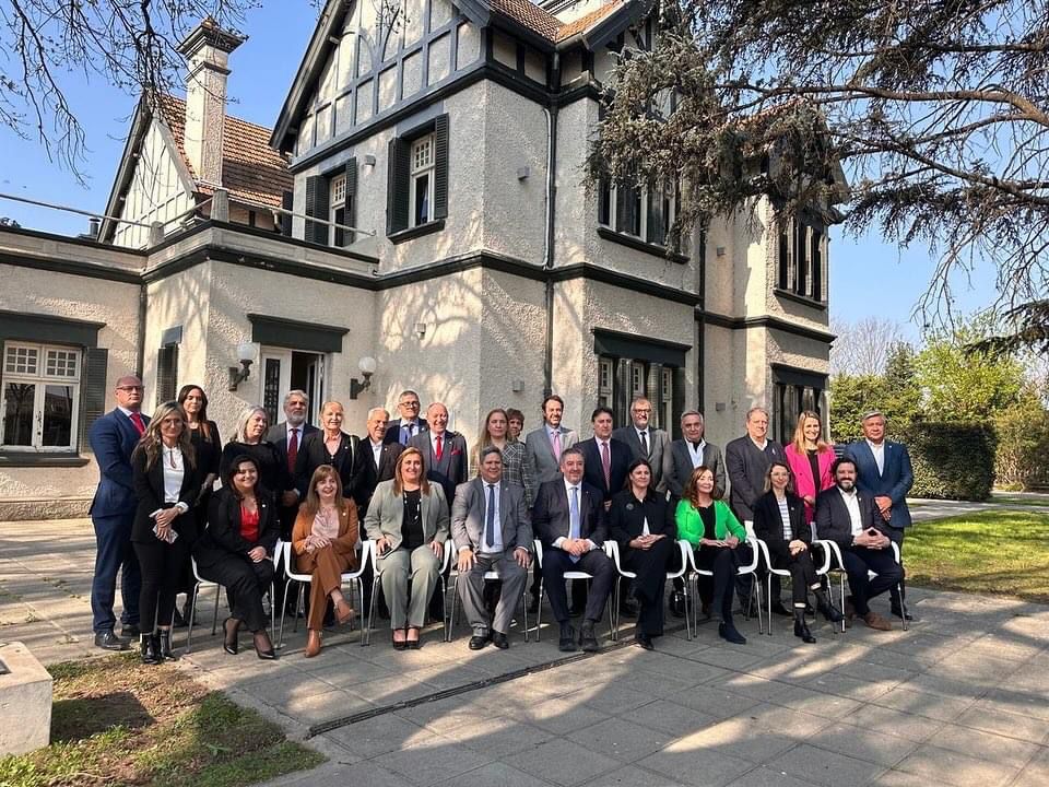 LA FADECS EN EL CONSEJO DE DECANAS Y DECANOS DE DERECHO DE UNIVERSIDADES NACIONALES

Este 09 y 10 de septiembre de 2024, el Decano de la Facultad de Derecho y Ciencias Sociales participó en representación de esta unidad academica en la sesión plenaria del Consejo de Decanas y Decanos de Derecho de Universidades Nacionales,  que se celebró en la sede Junin de la Universidad Nacional del Norte de Buenos Aires ( UNNOBA).

Junto con colegas de todo el país, debatieron sobre la crítica situación de nuestras Universidades y aprobaron  una declaración en apoyo a la Ley de Financiamiento Universitario. Contando con la intervención del Secretario de Justicia de la Nación Sebastián Américo y de la Directora de Relaciones con la comunidad académica Jacqueline Jalabert, se analizó la posibilidad de trabajar en agendas conjuntas, y con el Presidente de CONEAU Martín Strah y la Directora de Acreditación Marcela Groppo, las decanas y los decanos se impusieron sobre la nueva convocatoria para acreditación de abogacía y el sistema de créditos.

Asimismo se aprobó la creación de un Programa que promueva la incorporación de la perspectiva de género en la enseñanza del Derecho.

El nuevo presidente pro tempore del Consejo de Decanas y Decanos de Derecho es el Dr Pablo Petraglia, de UNNOBA, a quien le auguramos el mayor de los éxitos en su gestión.