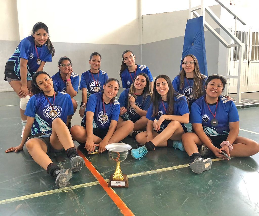 EQUIPO FEMENINO DE FADECS-FADEL, CAMPEONAS DE LOS JUDI Nuestras estudiantes de FADECS-FADEL participaron como invitadas UNCo de los Juegos Universitarios Deportivos Interlocalizaciones (JUDI), organizados por la Universidad Nacional de Río Negro. Las disciplinas que se desarrollaron entre el viernes 18 y sábado 19 de octubre fueron voley, ajedrez, fútbol y atletismo. Y en voley salieron campeonas nuestras representantes del equipo femenino de FADECS-FADEL. Desde ambas casas de estudio felicitamos a nuestras deportistas por el brillante desempeño en los juegos universitarios.