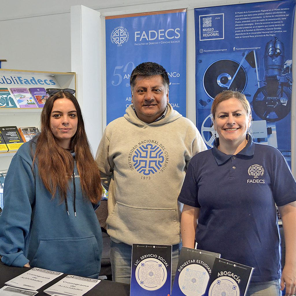 LA FADECS DIFUNDIÓ SUS CARRERAS EN LA FERIA DEL LIBRO