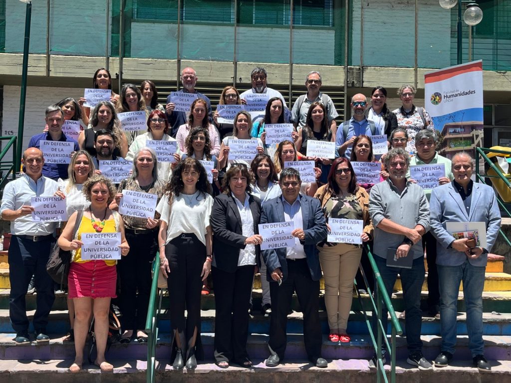 LA FADECS PARTICIPÓ DEL PLENARIO NACIONAL DE CODESOC La FADECS estuvo presente en el XLII Plenario CODESOC: "Desafíos de las Ciencias Sociales en las Universidades Públicas. Entre los derechos que defendemos, las políticas que sostenemos y las acciones que proyectamos", desarrollado en la Facultad de Humanidades de la Universidad Nacional de Salta los días 14 y 15 de noviembre. Durante la primera jornada, se llevó a cabo el panel "Investigar en Ciencias Sociales. Ejes Programáticos de Encuentros y Disputas", con la participación de Mario Pecheny (CONICET/IIGG-UBA), Alejandra García Vargas (UNJu) y Eduardo Barrio (IIF-SUDAF-CONICET/UBA). Los panelistas compartieron el estado de situación del sistema científico nacional, enfatizando la importancia de construir alianzas estratégicas entre las unidades académicas y el CONICET, así como fortalecer el carácter federal del sistema de CyT. Posteriormente, se trabajó en plenario sobre los ejes temáticos: "Pensarlas/nos: matriculación, políticas de contención, ingreso y egreso en Ciencias Sociales" y "Comunicar en Ciencias Sociales en la era digital. ¿Cómo definir estrategias y herramientas para la ampliación democrática?" Durante la segunda jornada, tuvo lugar el panel "Las carreras de sociales entre las normativas y las realidades sociales. Planes de estudio, acreditaciones, certificaciones y sistema de créditos", con la participación de Marcela Groppo (Directora de Acreditaciones de Carreras de CONEAU), Flavia Terigi (Rectora UNGS) y Gisela Spasiuk (Secretaria General Académica UNAM). También se desarrolló el panel "Inteligencia artificial, educación y ciencias sociales. Desafíos y oportunidades del presente", en el que participaron Celeste Cifre (UNCuyo), Iris Fernández (UNAJ-UNPaz) y Lidia Zapiola. Finalmente, se seleccionó a la UNLu como sede para el próximo CODESOC.