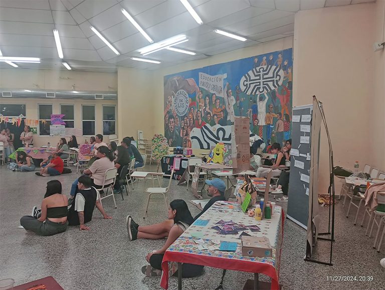 DESTACADA FERIA DE TRABAJO SOCIAL MÓDULO NEUQUÉN Se llevó a cabo en instalaciones del Aula Pagoda la muestra donde, a partir de los diversos stand, les estudiantes socializaron y explicaron los procesos realizados en las instituciones, territorios y espacios grupales de la ciudad de Neuquén. La actividad surgió por la autogestión estudiantil, con el acompañamiento de los docentes de las áreas grupales y comunitarias y del Seminario de Servicio Social con Residencia Institucional II. También hubo expresiones artísticas de estudiantes y el cierre estuvo a cargo de Gise Ve, joven cantante neuquina y mapuche. (Módulo Nqn. de Trabajo Social)