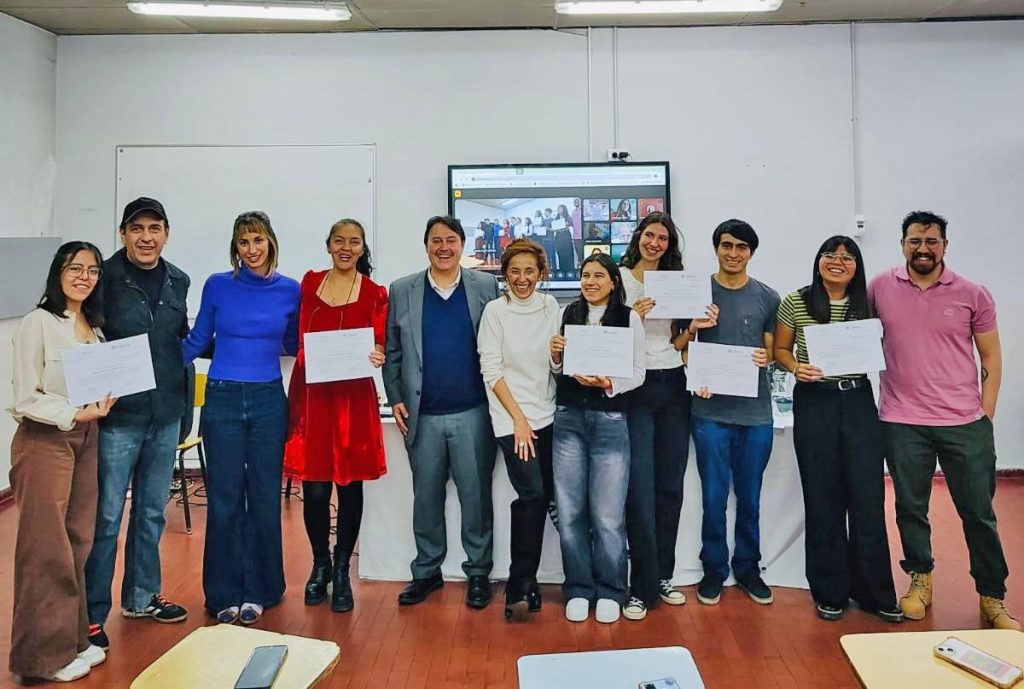 SE ENTREGARON LOS DIPLOMAS DE LA DIPLOMATURA EN PERIODISMO DE CULTURA Y ESPECTÁCULOS 2024