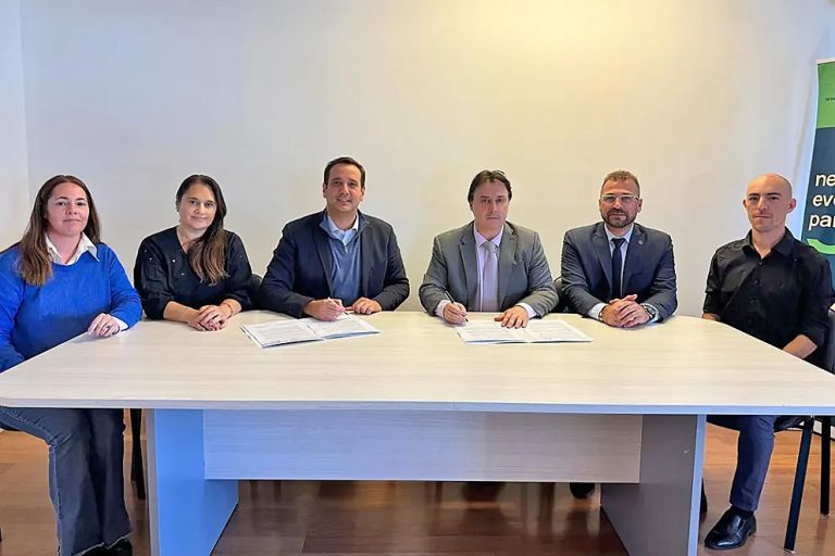 LA FADECS FIRMA ACUERDO QUE FAVORECE LAS PRÁCTICAS PROFESIONALIZANTES