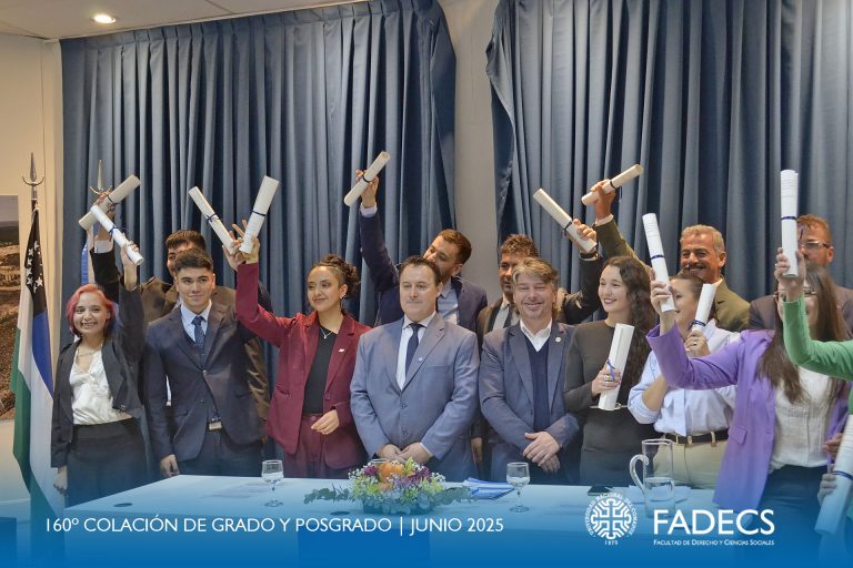 COLACIÓN DE GRADO EN LA FADECS, CON ENTREGA DE VEINTINUEVE TÍTULOS DE GRADO Y SIETE TÍTULOS DE POSGRADO
