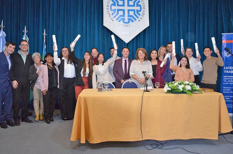 ENTREGARON 8 DIPLOMAS, DURANTE LA COLACIÓN EN EL AULA MAGNA DE LA UNCO
