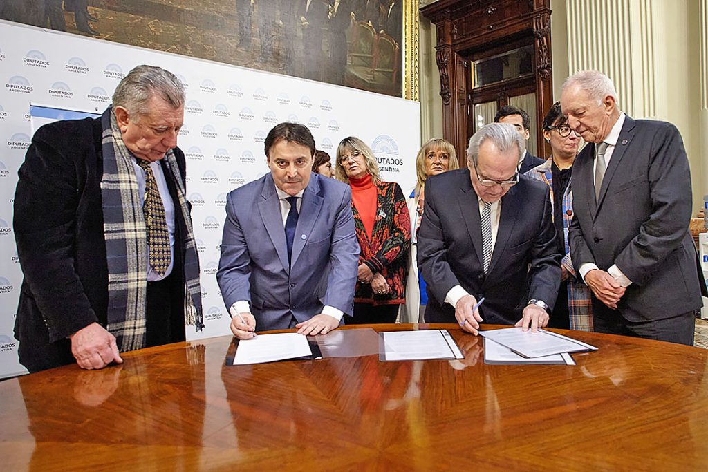 ACUERDO PARA PROYECCIÓN DE ACTIVIDADES CON EL CÍRCULO DE LEGISLADORES DE LA NACIÓN Y EL INSTITUTO DE ESTUDIOS ESTRATÉGICOS Y RELACIONES INTERNACIONALES El decano de la Facultad de Derecho y Ciencias Sociales, Juan Carlos Fernández instrumentó un acuerdo preliminar con el Círculo de Legisladores de la Nación, presidido por Rafael Pascual y el Instituto de Estudios Estratégicos y Relaciones Internacionales, presidido por Humberto Roggero, con la finalidad de proyectar las vinculaciones institucionales generadas a partir de la intervención de las y los estudiantes de nuestra unidad académica en sucesivas ediciones del Programa Cambio de Roles. El Programa Cambio de Roles, que permite a estudiantes universitarios asumir el rol de legisladores nacionales en el simulacro de debate de un proyecto de ley, ya forma parte de nuestra vida académica a raíz de la regularidad en las convocatorias realizadas como por la calidad de las intervenciones de las y los estudiantes de la facultad. A partir del convenio ahora celebrado, las instituciones participantes aspiran a realizar mayores actividades en forma conjunta, que seguramente redundarán en un provecho diferencial para las y los estudiantes de la FADECS, tanto en su etapa estudiantil como en su vida profesional futura.
