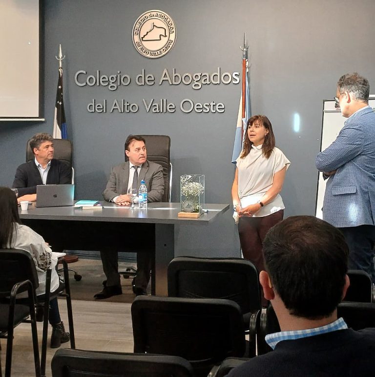 La séptima Cohorte de la Carrera de Especialización en Derecho Administrativo se puso en marcha el viernes 12 de septiembre en la sede del Colegio de Abogados y Procuradores del Alto Valle Oeste (CAAVO), en Cipolletti. Estuvieron presentes, en representación de la FADECS el decano Juan Carlos Fernández y el director de la carrera Pablo Gutiérrez Colantuono, en representación del Colegio la vicepresidenta Marcela Sosa y el secretario académico Facundo Martín. El decano Fernández hizo énfasis en que “el lanzamiento de una nueva edición del posgrado es en convenio con la Fiscalía de Estado de la Provincia de Río Negro y el Colegio Abogados y Procuradores Alto Vallo Oeste. Esto señala que el cursado tendrá una vinculación intensa con el derecho público rionegrino. Y señaló la importancia de intensificar la vinculación con el Colegio que auspicia y es sede de esta nueva cohorte”. Por otro lado, recordó que “esta edición está inserta en el más alto grado de jerarquía jurídica y científica a nivel nacional, ya que está acreditada y categorizada por la CONEAU con la calificación A, que es la máxima. Insto a las personas que cursan esta nueva cohorte a que su producción final se ajuste a la máxima calidad académica de la especialización para que el Repositorio Digital de la Facultad y de la Universidad, permita que futuras sentencias, artículos doctrinarios, puedan basarse y apoyarse en ese nuevo conocimiento generado por la especialización”. El Dr. Luciano Minetti Kern, Fiscal de Estado Adjunto de la Provincia de Río Negro, expresó “un enorme orgullo ante el Acto de Apertura de la nueva cohorte de la Especialización en Derecho Administrativo. Este programa no solo mantiene un alto estándar académico —certificado por CONEAU con categoría “A”—, sino que también implica un compromiso profundo con la formación de quienes debemos asesorar, representar y controlar jurídicamente al Estado, así como defender los derechos de los distintos sectores de la sociedad civil. “Nuestra participación en esta séptima cohorte se materializa gracias al convenio entre la Fiscalía de Estado de Río Negro y la Facultad de Derecho y Ciencias Sociales de la Universidad Nacional del Comahue. El acuerdo refleja una convicción compartida: fortalecer el derecho administrativo es fortalecer el interés público, la legalidad y el bienestar general. Como Escuela de Abogados del Estado, creemos que la formación continua es la herramienta más poderosa para enfrentar los desafíos de una administración pública moderna, transparente y comprometida con los derechos y garantías de la ciudadanía. “A quienes comienzan este camino, aprovéchenlo con entusiasmo y entrega. Cada clase, intercambio y reflexión fortalecerá la práctica profesional y la sociedad a la que servimos. El futuro del derecho administrativo en la Región Comahue también se construye con ustedes”, dijo. Durante la primera clase intervinieron en forma virtual la Dra. Monti Laura, Procuradora Fiscal ante la Corte Suprema de Justicia de la Nación, y el Dr. Alejandro Pérez Hualde, Profesor Emérito y Director de Carrera de Doctorado UNCuyo.