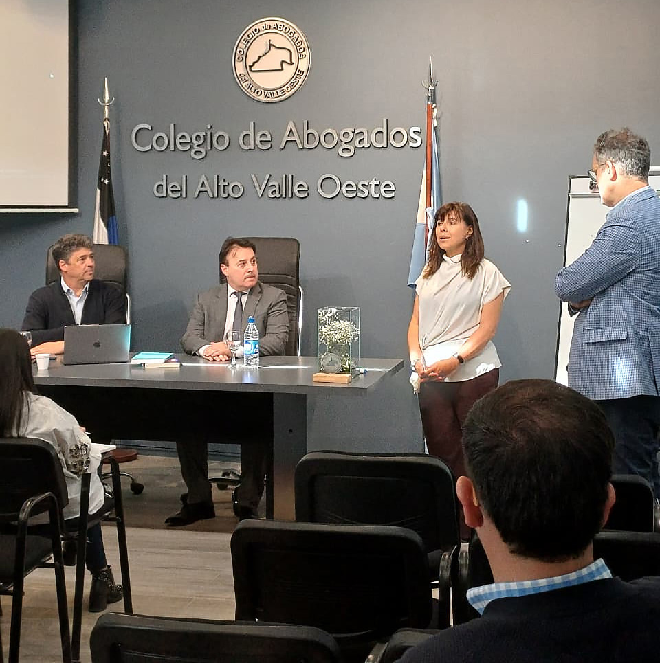La séptima Cohorte de la Carrera de Especialización en Derecho Administrativo se puso en marcha el viernes 12 de septiembre en la sede del Colegio de Abogados y Procuradores del Alto Valle Oeste (CAAVO), en Cipolletti. Estuvieron presentes, en representación de la FADECS el decano Juan Carlos Fernández y el director de la carrera Pablo Gutiérrez Colantuono, en representación del Colegio la vicepresidenta Marcela Sosa y el secretario académico Facundo Martín.
El decano Fernández hizo énfasis en que “el lanzamiento de una nueva edición del posgrado es en convenio con la Fiscalía de Estado de la Provincia de Río Negro y el Colegio Abogados y Procuradores Alto Vallo Oeste. Esto señala que el cursado tendrá una vinculación intensa con el derecho público rionegrino. Y señaló la importancia de intensificar la vinculación con el Colegio que auspicia y es sede de esta nueva cohorte”.
Por otro lado, recordó que “esta edición está inserta en el más alto grado de jerarquía jurídica y científica a nivel nacional, ya que está acreditada y categorizada por la CONEAU con la calificación A, que es la máxima. Insto a las personas que cursan esta nueva cohorte a que su producción final se ajuste a la máxima calidad académica de la especialización para que el Repositorio Digital de la Facultad y de la Universidad, permita que futuras sentencias, artículos doctrinarios, puedan basarse y apoyarse en ese nuevo conocimiento generado por la especialización”.
El Dr. Luciano Minetti Kern, Fiscal de Estado Adjunto de la Provincia de Río Negro, expresó “un enorme orgullo ante el Acto de Apertura de la nueva cohorte de la Especialización en Derecho Administrativo. Este programa no solo mantiene un alto estándar académico —certificado por CONEAU con categoría “A”—, sino que también implica un compromiso profundo con la formación de quienes debemos asesorar, representar y controlar jurídicamente al Estado, así como defender los derechos de los distintos sectores de la sociedad civil.
“Nuestra participación en esta séptima cohorte se materializa gracias al convenio entre la Fiscalía de Estado de Río Negro y la Facultad de Derecho y Ciencias Sociales de la Universidad Nacional del Comahue. El acuerdo refleja una convicción compartida: fortalecer el derecho administrativo es fortalecer el interés público, la legalidad y el bienestar general. Como Escuela de Abogados del Estado, creemos que la formación continua es la herramienta más poderosa para enfrentar los desafíos de una administración pública moderna, transparente y comprometida con los derechos y garantías de la ciudadanía.
“A quienes comienzan este camino, aprovéchenlo con entusiasmo y entrega. Cada clase, intercambio y reflexión fortalecerá la práctica profesional y la sociedad a la que servimos. El futuro del derecho administrativo en la Región Comahue también se construye con ustedes”, dijo.
Durante la primera clase intervinieron en forma virtual la Dra. Monti Laura, Procuradora Fiscal ante la Corte Suprema de Justicia de la Nación, y el Dr. Alejandro Pérez Hualde, Profesor Emérito y Director de Carrera de Doctorado UNCuyo.