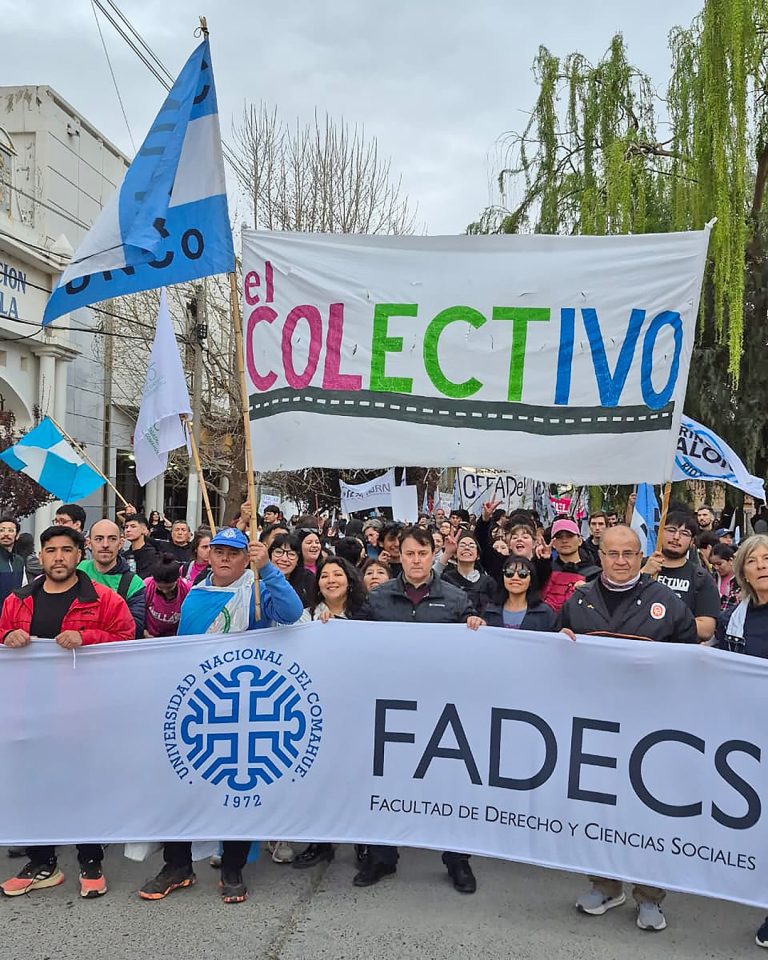 MASIVA PROTESTA UNIVERSITARIA EN GENERAL ROCA RESPALDA FINANCIAMIENTO PÚBLICO