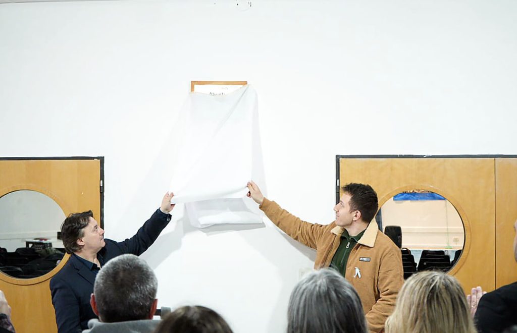 EL AUDITORIO ABUELAS DE PLAZA DE MAYO  TIENE SU PLACA IDENTIFICATORIA
