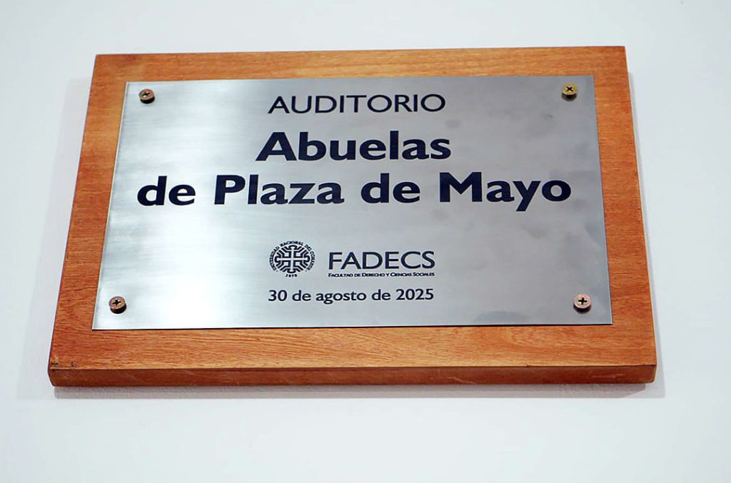 EL AUDITORIO ABUELAS DE PLAZA DE MAYO TIENE SU PLACA IDENTIFICATORIA