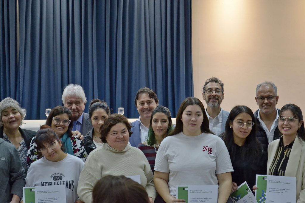 ACTO DE ENTREGA DE BECAS A ESTUDIANTES TERCIARIOS Y UNIVERSITARIOS EN LA FADECS