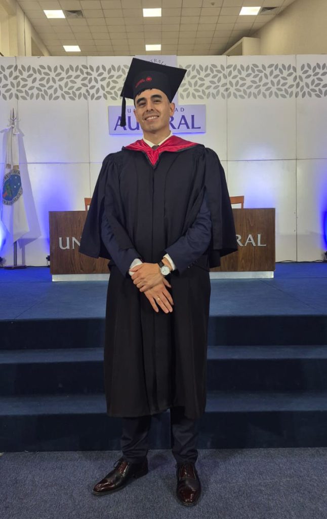 CON DIPLOMA DE HONOR, EL PROFESOR DIEGO RAMIRO FUENTES OBTUVO LA TITULACIÓN EN MAGISTRATURA Y DERECHO JUDICIAL La Facultad de Derecho y Ciencias Sociales felicita al profesor Diego Ramiro Fuentes, quien obtuvo la titulación de Magister en Magistratura y Derecho Judicial por la Universidad Austral, con Diploma de Honor. La tesis realizada a tal fin se tituló “Derecho consuetudinario indígena y tribal. Su recepción en el derecho electoral y penal. Apuntes del caso “Comunidad Cococapecu” y abordó los desafíos que impone al razonamiento judicial del Estado de Derecho la aplicación e interpretación del derecho consuetudinario indígena y tribal para resolver aquéllos casos en que se encuentren involucrados los derechos de dichas comunidades. La tesis plantea la necesidad del intérprete de considerar saberes jurídicos pero especialmente no jurídicos, pues los conflictos suponen el análisis de culturas, instituciones y valores provenientes de otros sistemas distintos a la formación histórica y social del paradigma jurídico occidental. Asimismo plantea el desafío que tiene el intérprete en encontrar en este marco los bienes jurídicos que atraviesan toda etnia, tradición o comunidad. La dirección de la tesis estuvo a cargo de la Mg. Claudia Marconi y el Tribunal de Tesis estuvo integrado por la Dra. Sofía Sagues, el Dr. Gustavo Arballo y el Dr. Juan Matías Gonzalo Manzziotti. La distinción otorgada al profesor Diego Fuentes, acredita la alta calidad académica y formación del cuerpo docente de nuestra institución.