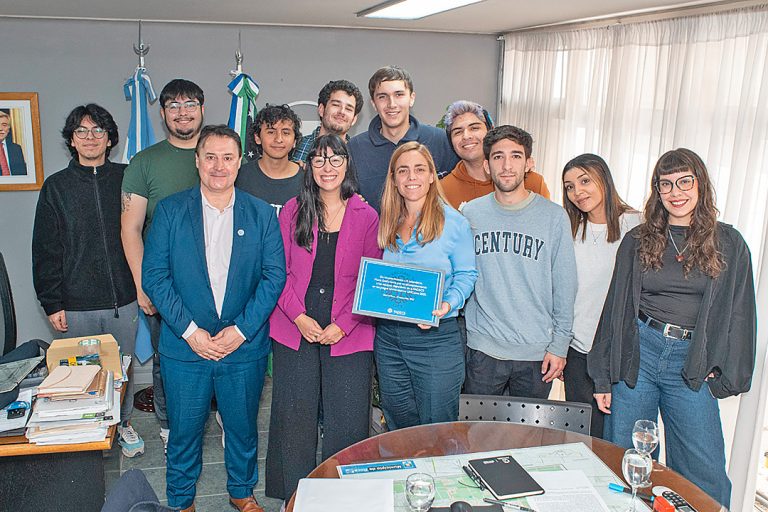 ESTUDIANTES Y AUTORIDADES DE LA FADECS AGRADECEN APORTE MUNICIPAL