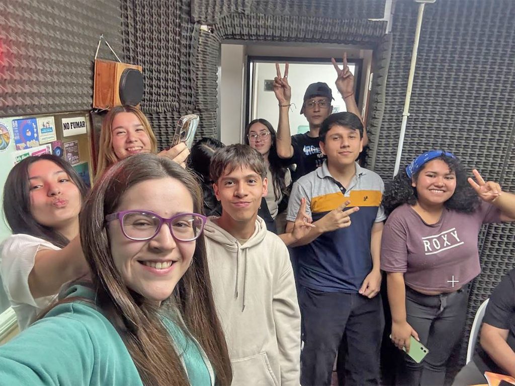 MUCHA ADRENALINA EN LA INTERACCIÓN ENTRE TEORÍA Y PRÁCTICA, DURANTE LA COBERTURA ESPECIAL ELECTORAL POR ANTENA LIBRE