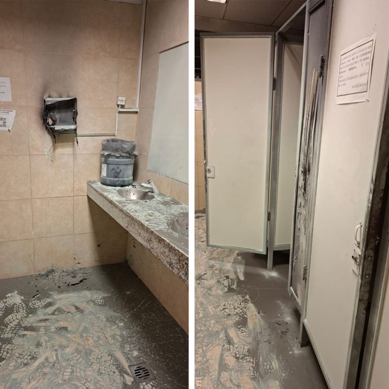 ATENTADO CONTRA LA UNIVERSIDAD DEL COMAHUE Incendio en Económicas y en Trabajo Social, sede Neuquén Docentes de Trabajo Social de la localización Neuquén expresamos nuestro repudio a los incendios provocados en la Facultad de Economía y en el módulo de Trabajo Social (Neuquén) de la Universidad Nacional del Comahue. El miércoles 17 de diciembre aparecieron quemadas carteleras realizadas por estudiantes de Trabajo Social, que se referían a las luchas populares contra los ajustes del gobierno nacional y provincial. Consideramos que este tipo de actos violentos de corte fascista son resultado de los discursos de odio del gobierno y de ciertos grupos de la sociedad civil que difunden discursos discriminatorios, violentos y negacionistas. Denunciamos que estos hechos buscan amedrentar a quienes luchan por una Universidad Pública laica, gratuita y de calidad. Invitamos a toda la comunidad de FADECS a no permitir que estas prácticas fascistas avancen minando lazos de solidaridad y lucha. Reafirmamos nuestro compromiso por una Universidad para el pueblo.