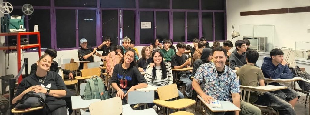 ESTUDIANTES DEL CEM 43 DE ROCA VISITARON EL MUSEO Y GRABARON UN RADIOTEATRO