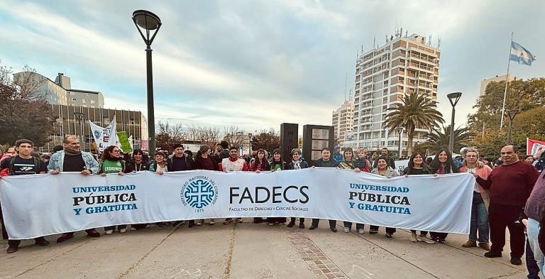 FADECS-UNCO: MULTITUDINARIO RESPALDO A LA UNIVERSIDAD PÚBLICA ANTE EL DESFINANCIAMIENTO NACIONAL