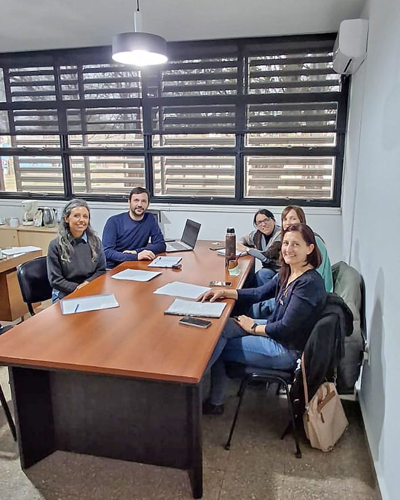 FADECS Y EL CONSEJO LOCAL DE LA MUJER DIVERSA FORTALECEN VÍNCULOS INSTITUCIONALES El decano Julio Monasterio, la vicedecana Belén Álvaro y la secretaria de Bienestar, Daniela Salas, se reunieron con la presidenta del Consejo Local de la Mujer Diversa, Natalia Nicolaus, y la representante de FADECS, Vanina Pascheta. Durante el encuentro, la presidenta del consejo destacó la participación de Pascheta, valoró el compromiso con el que lleva adelante la tarea, expuso los proyectos vigentes y señaló la importancia de que la facultad continúe participando en dicho ámbito. Por su parte, las autoridades de la FADECS ratificaron su voluntad no solo de mantener esa representación, sino de generar los mecanismos institucionales mediante un proyecto que trascienda las gestiones.