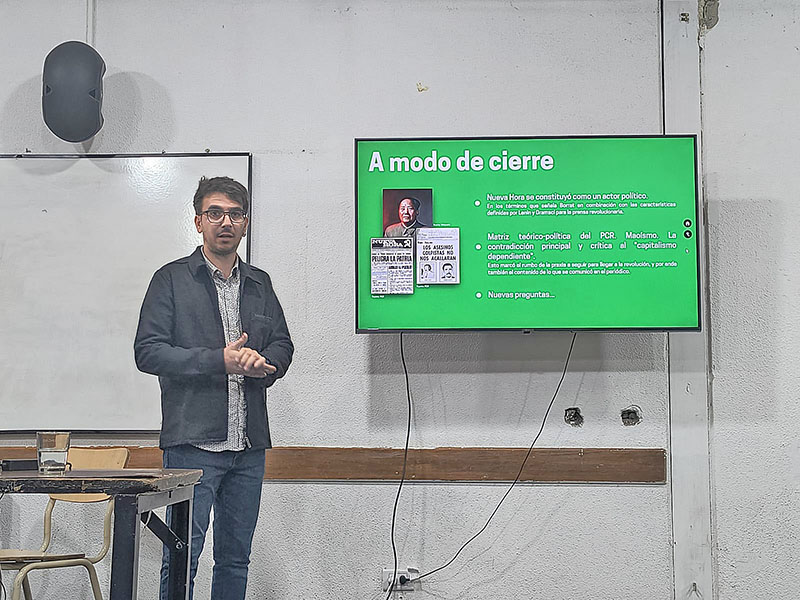 ESTUDIANTE DE COMUNICACIÓN SOCIAL PREMIADO EN EL CONCURSO FEDERAL REDCOM 2026 Roca - Fiske, 22 de septiembre de 2026 El Departamento de Comunicación Social y Ciencias de la Información de la FADECS-UNCo informa el logro académico de Nehuen Corbeletto, quien ha sido galardonado con el 2° Premio (compartido) en la categoría Investigación del "II Concurso Federal REDCOM de trabajos finales de estudiantes de comunicación y periodismo 2026". La tesina de grado de Corbeletto, cuya aprobación le permitió obtener el título de licenciado en Comunicación Social, se titula "Antigolpismo y revolución: El periódico Nueva Hora durante el gobierno de Isabel Perón" y obtuvo un sobresaliente puntaje, destacándose por su rigurosidad y aporte histórico. La investigación contó con la dirección de la docente investigadora Sabrina Aguirre. El certamen, organizado por la Red de Carreras de Comunicación Social y Periodismo de Argentina, recibió 30 postulaciones de todo el país. “Este reconocimiento pone en valor no solo el esfuerzo de nuestro estudiante, sino también la excelencia académica y el compromiso social de la educación pública que promovemos desde nuestra Casa de estudios”, destacaron las autoridades del departamento de Comunicación de la UNCo. Asimismo, extendieron las felicitaciones a las demás investigaciones premiadas en la categoría: el 1° Premio de María Constanza Tokeff Álamo (UNLaR) sobre salud mental y narrativas; el 2° Premio compartido de Caroline Del Pilar Camacho Velarde (UNSa) sobre discursos en TikTok; el 3° Premio de Sofia Maldonado (UNPA) sobre mujeres mineras; y las menciones especiales de Yasmín Fellay, Fiorella Caballero (UNER) y Valentina Vigilante (UNLaM)