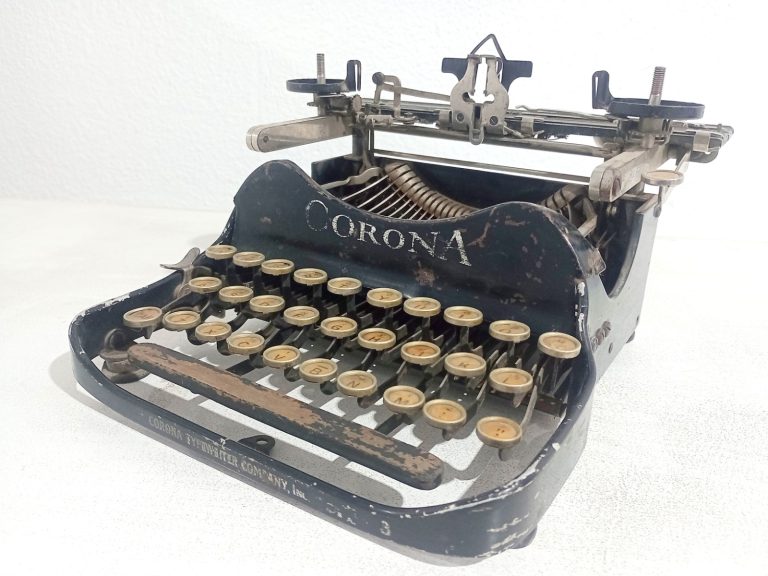 EL MUSEO SUMA A SU PATRIMONIO UNA VALIOSA DONACIÓN DE EQUIPOS AUDIOVISUALES E HISTÓRICOS DE ENRIQUE “TITO” GOBBI El Museo recibió una importante donación de equipos audiovisuales propiedad de Enrique “Tito” Gobbi. Entre los 12 objetos donados figuran una videograbadora Sony en formato Betamax, dos teléfonos a disco, dos radios, un proyector de 8 milímetros Ohnar, dos máquinas de escribir de más de 90 años de antigüedad y una mezcladora de audio con casete Philips, además de archivos en papel y libros sobre la temática Malvinas. Lanzado por Sony en 1975, el formato Betamax revolucionó el mercado al introducir las videograbadoras hogareñas con una calidad de imagen superior. Sin embargo, perdió la histórica "guerra de formatos" frente al sistema VHS de JVC debido a su menor tiempo inicial de grabación y a una política de licencias más cerrada. Aunque quedó relegado comercialmente a finales de los años ochenta, hoy es recordado como un pionero icónico de la tecnología audiovisual. Otro elemento importante que se recibió es un modelo portátil de la máquina de escribir Corona. La máquina de escribir Corona Modelo 3 fue fabricada por la Corona Typewriter Company en Estados Unidos a partir de 1912. Se convirtió en un éxito mundial gracias a su innovador diseño plegable y ultraportátil, siendo la preferida de escritores y corresponsales de guerra como Ernest Hemingway. Hoy en día es considerada una joya de colección, sumamente valorada dentro del patrimonio de la historia gráfica y tecnológica. En la donación también se incluyó un clásico teléfono negro de disco que corresponde a los modelos de la época en que el servicio en la Argentina dependía de entidades estatales como Teléfonos del Estado o ENTel. Su diseño de baquelita y disco marcador central representa la época dorada de la telefonía fija analógica de mediados del siglo XX. Enrique "Tito" Gobbi fue un reconocido empresario gastronómico oriundo de General Cerri y radicado en General Roca. Tras desempeñarse en diversos oficios del rubro panadero, logró superar momentos adversos apostando todo a nuevos proyectos. Fue el creador de la cadena de panaderías Valentino y de la firma de empanadas Bairoletto, y consolidó su trayectoria comercial en la Patagonia a través de la modernización de sus plantas y un constante trabajo regional. Algunos de los equipos donados formaban parte del establecimiento Confort 2000, un emprendimiento de Gobbi.